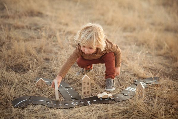 waytoplay Set "King of the Road", Spielstraßenelemente aus PVC, 40 Teile waytoplay Set "King of the Road", Spielstraßenelemente aus PVC, 40 Teile